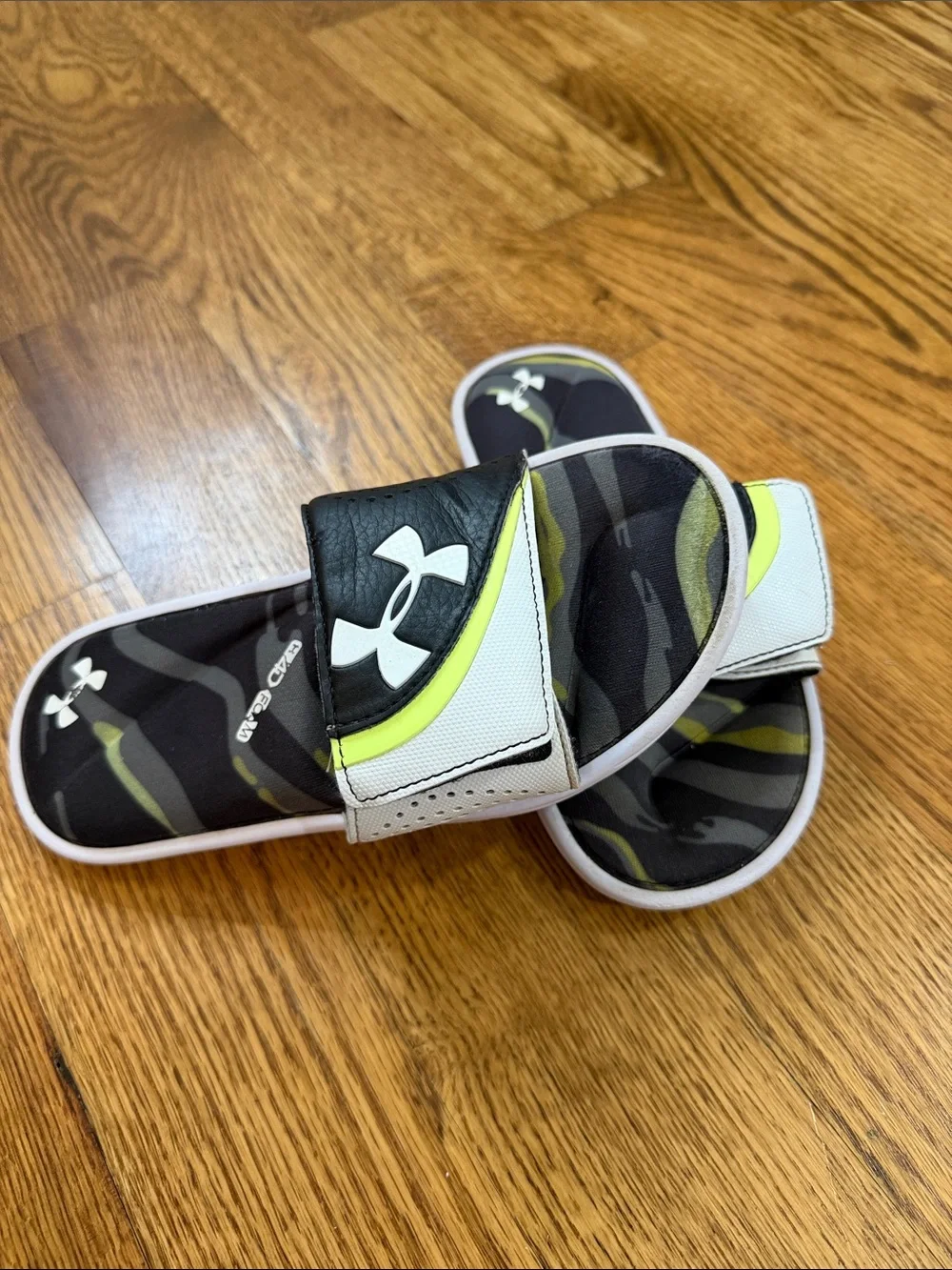Boy’s Under Armour Flip Flops. Size 3Y. Excellent Condition.